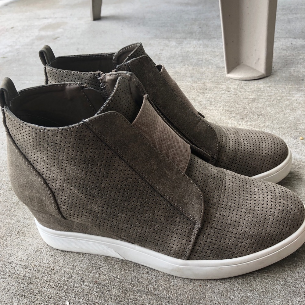 Boutique taupe wedge sneakers women’s sz 8.5